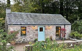 Charming Stone Bothy At Loch Lomond